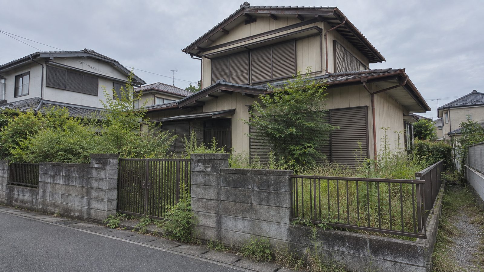 売れないまま半年が過ぎた実家の外観
