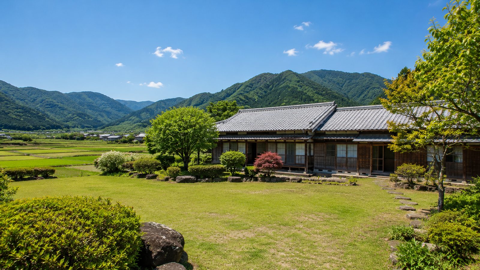 田舎の一戸建てと広い庭
