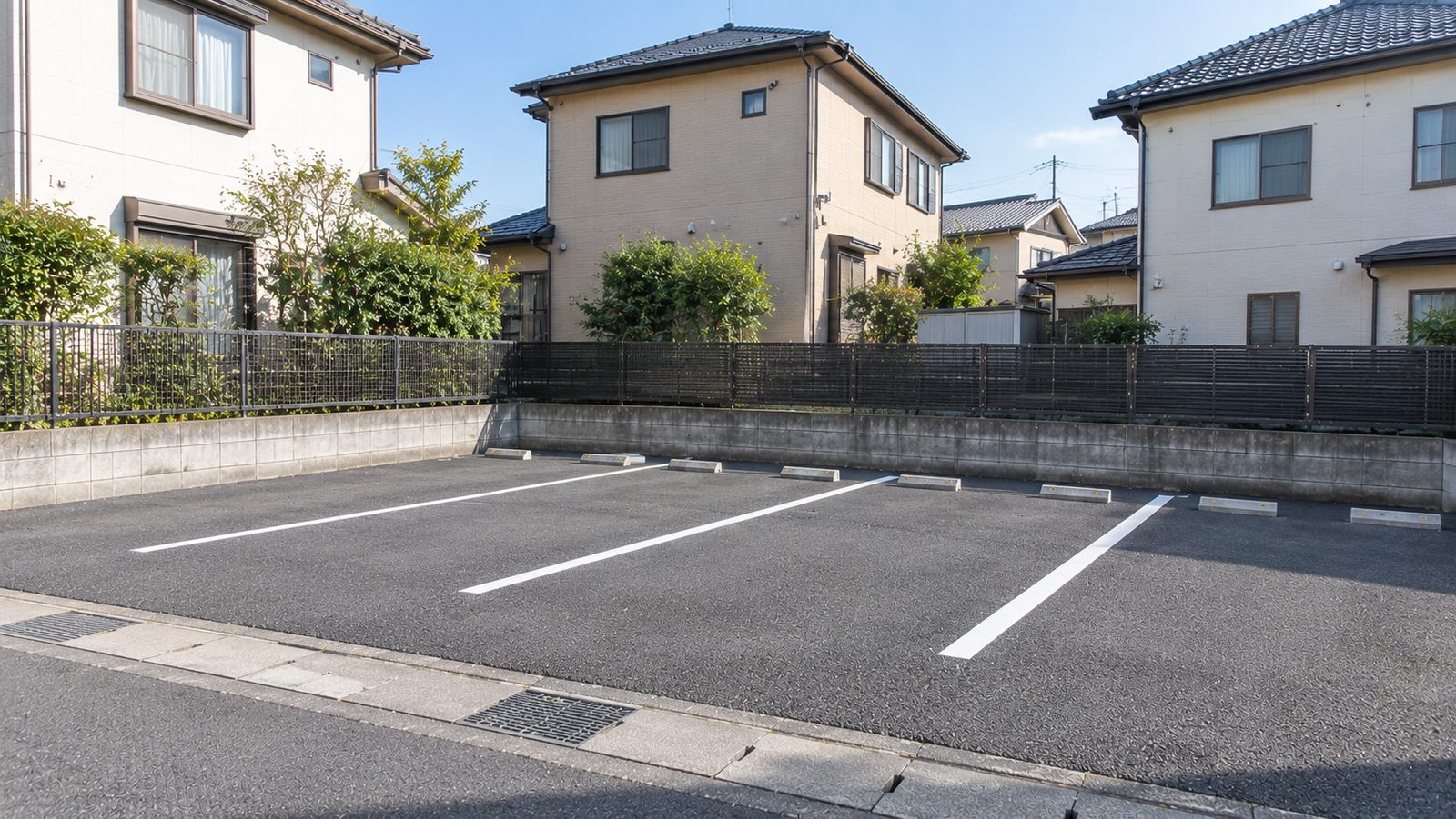 舗装された月極駐車場