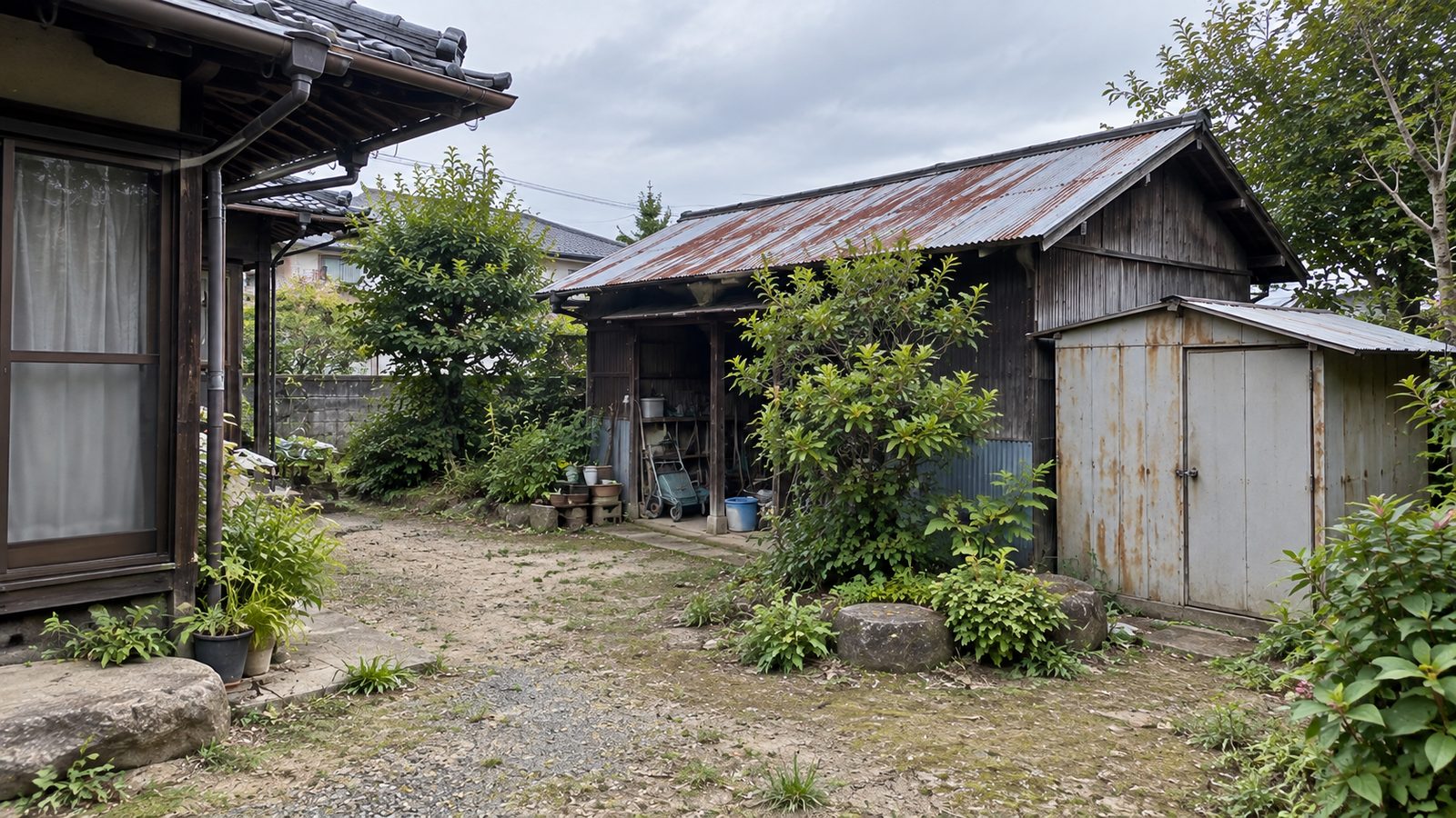 母屋の横に建つ古い納屋
